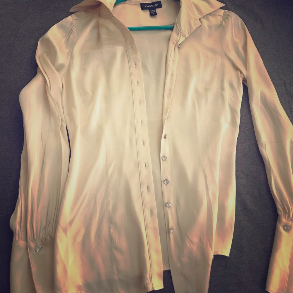 bebe diamond button down Top silky